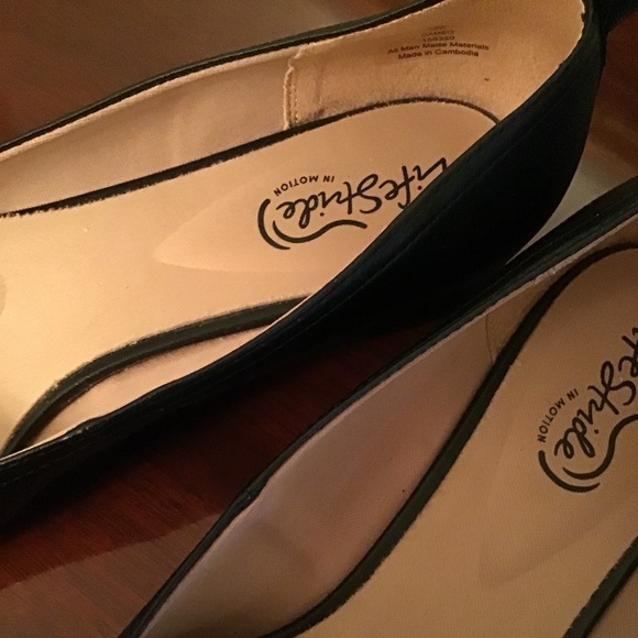 Naturalizer size 11 wide like new vegan leather flats - Picture 3 of 5